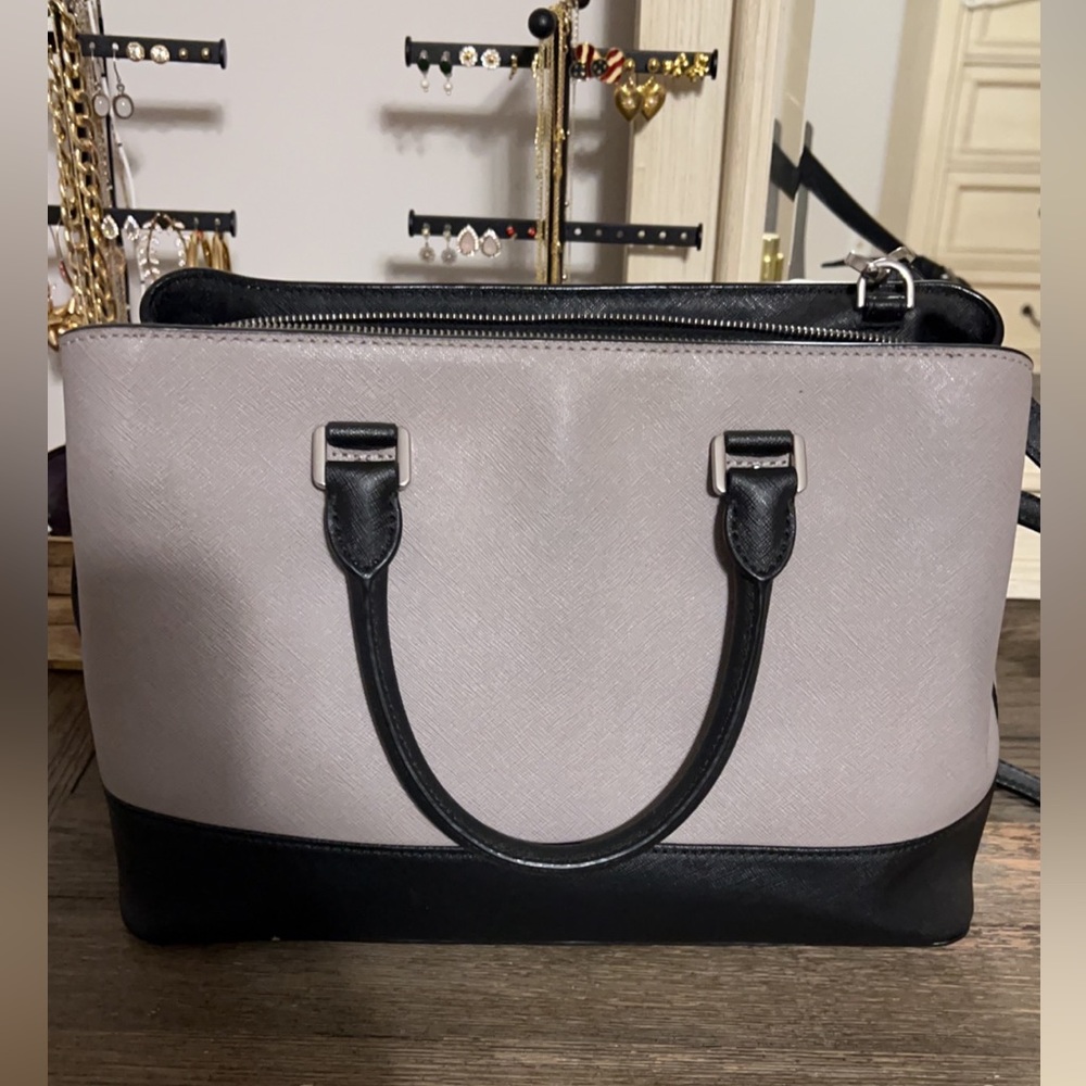 Michael Kors Color Block Saffron Leather Purse. - Picture 4 of 8